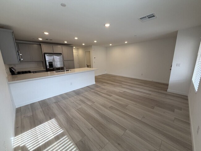 Foto del edificio - IMMACULATE 3-BEDROOM, 2.5 BATH TOWNHOME