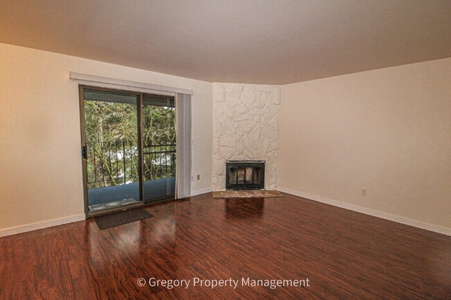 Building Photo - Excellent value in this updated 2 bedroom condo. Easy walk to Juanita beach waterfront park and t...