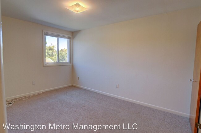 Building Photo - 2210 Kent Village Dr