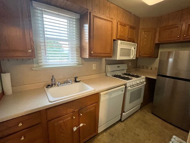 Foto del edificio - 2 Bedroom Single Family Home, Amazing views from deck, spacious backyard, pet friendly