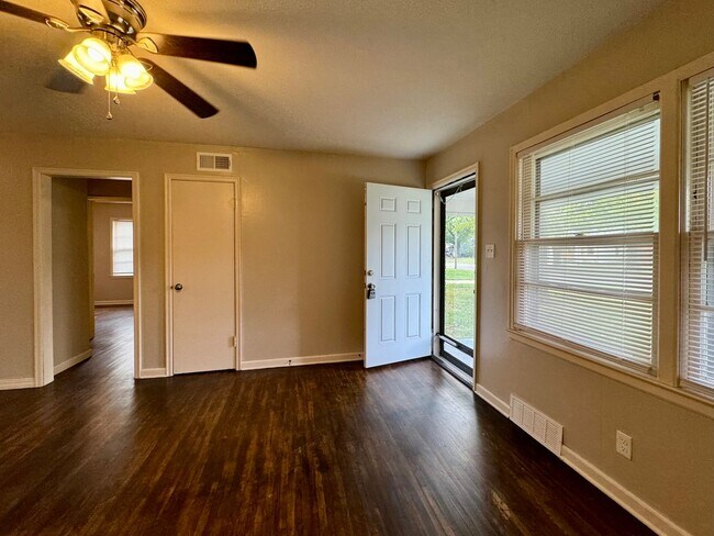 Foto del edificio - 2 Bedroom 1 Bathroom House