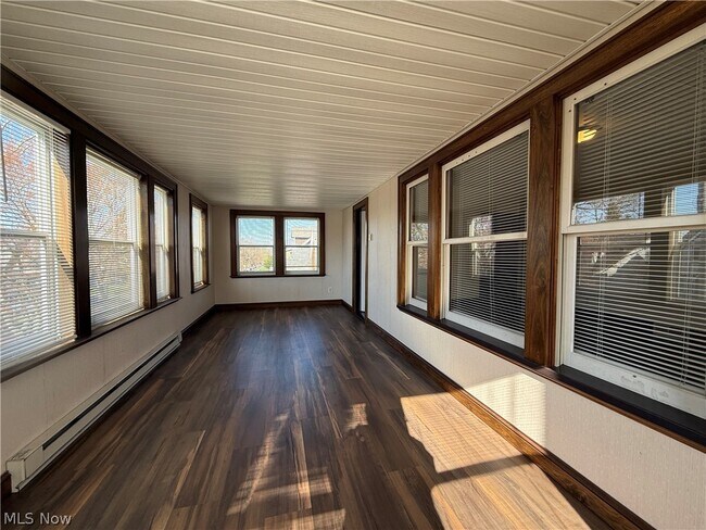Foto del edificio - 9405 Bancroft Ave
