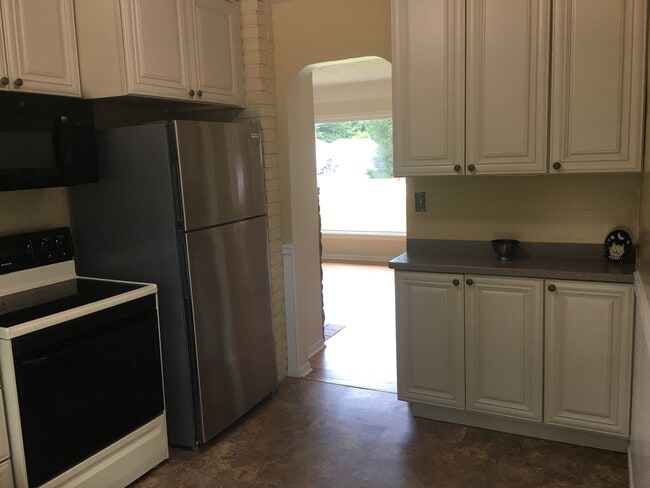 Building Photo - 2032 Ridgeland Dr
