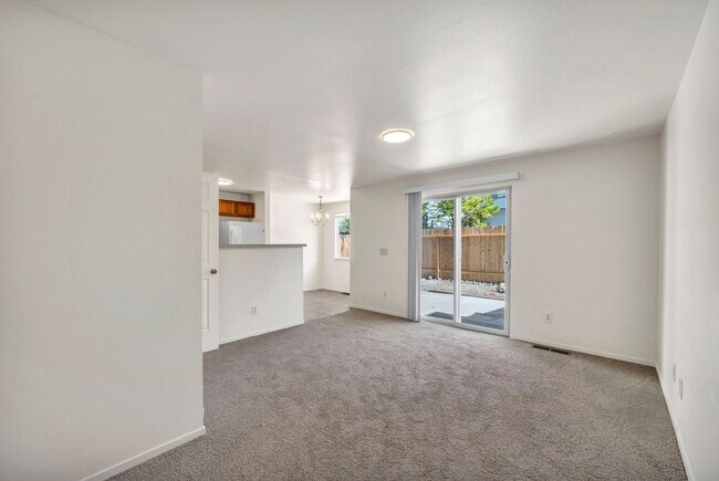 Foto del edificio - Updated Three Bedroom Townhome