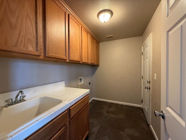 Foto del edificio - Spacious 4/3 in Elk Grove