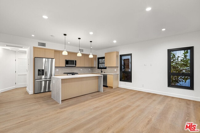 Building Photo - 132 S Oakhurst Dr