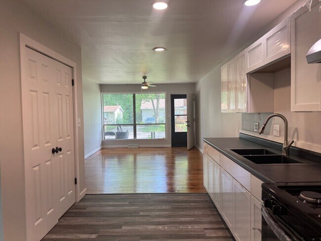 Foto del edificio - 1203 W Schwartz St