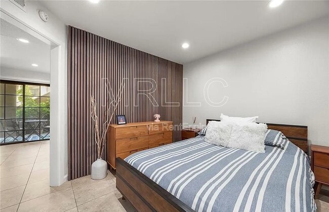 Building Photo - 1068 Calle Del Cerro