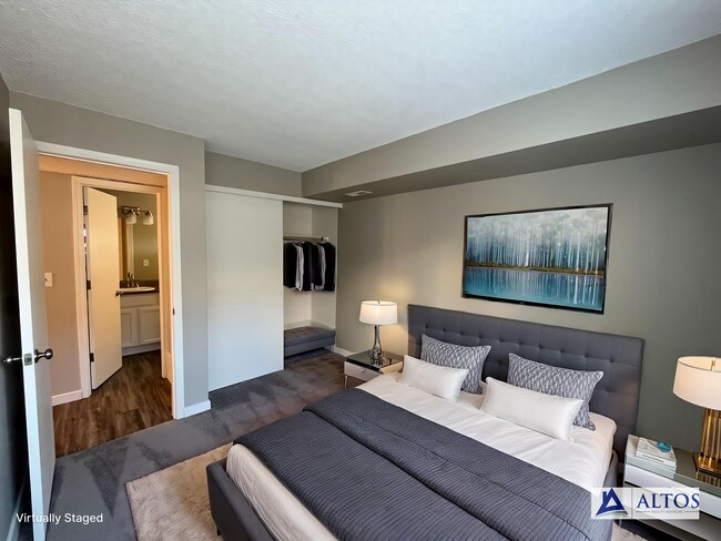 Foto del edificio - GORGEOUSLY REMODELED 2 bed 2 bath on 3rd floor with vaulted ceiling and skylight!