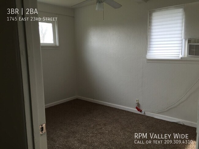 Building Photo - Cute and cozy 3 bedroom 2 bath home Availa...