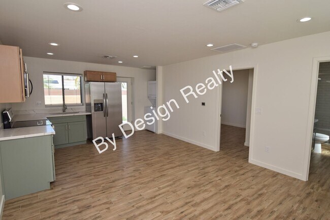 Foto del edificio - Contemporary 1 Bed 1 Bath with Beautiful Finishes, Private Yard & Off-Street Parking