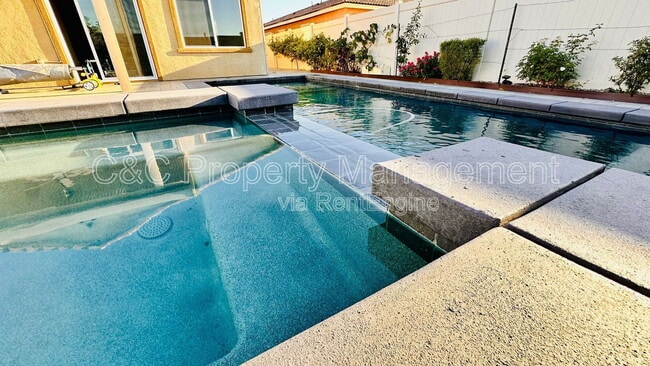 Foto del edificio - 28432 Abbey Ln