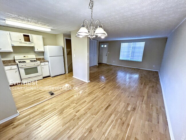 Building Photo - 493 Village Square Ct