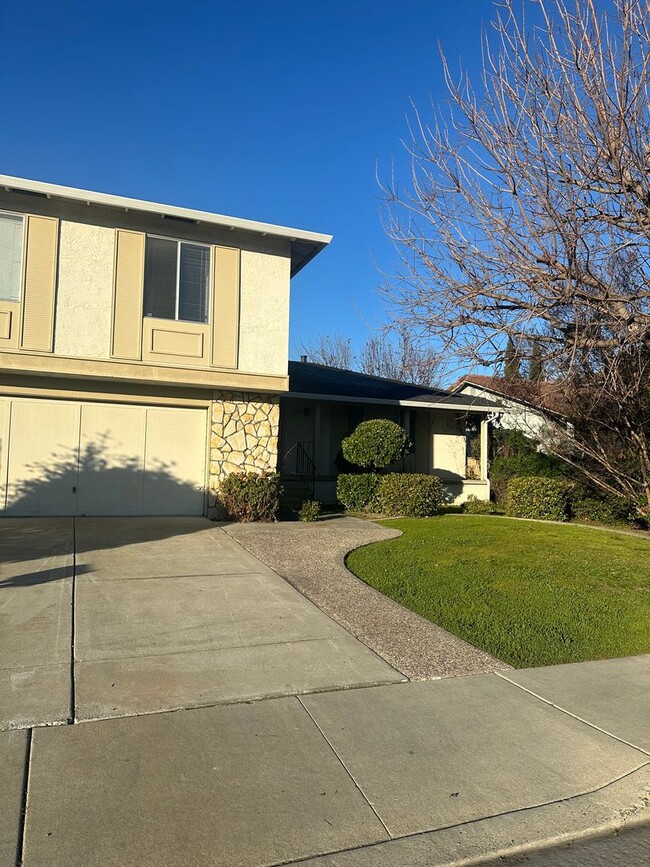 Building Photo - 3-Level Evergreen Home Near Tully and Capi...