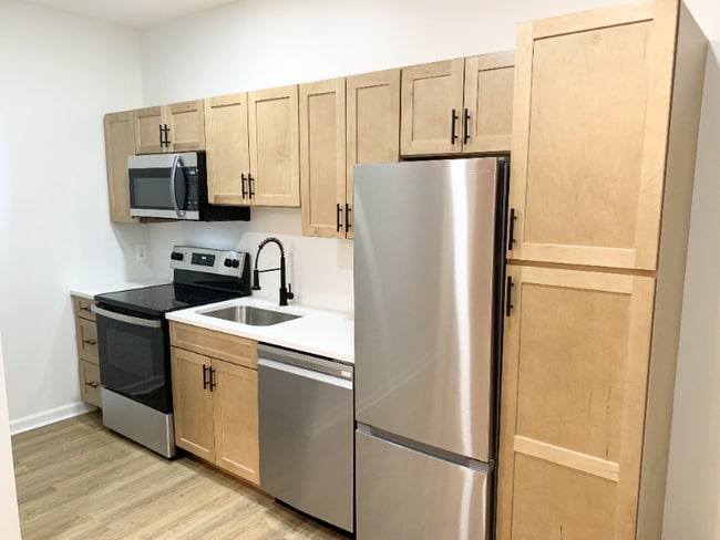 Building Photo - 1600 S Charles St