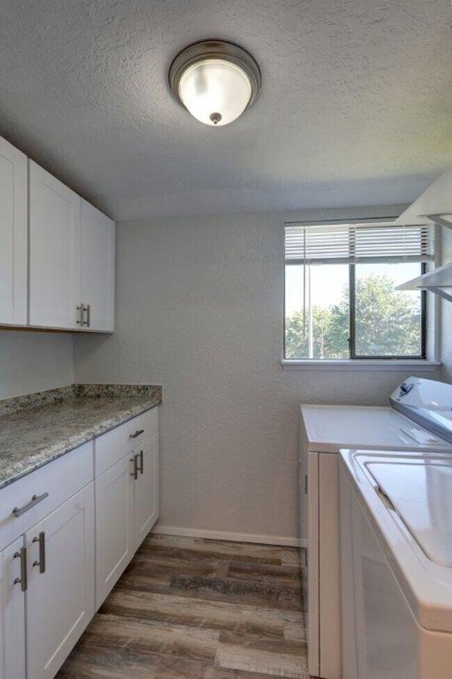 Foto del edificio - Recently Updated, Spacious 3 Bedroom Locat...