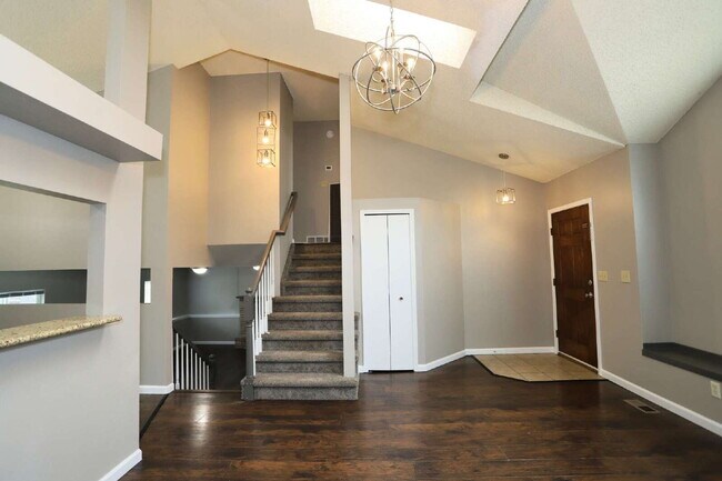 Foto del edificio - Beautifully Updated Split-Level Home with ...