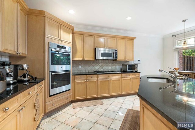 Primary Photo - 19 Stone Brook Ct