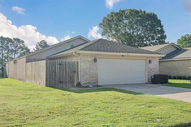 Foto del edificio - 7750 Green Lawn Dr