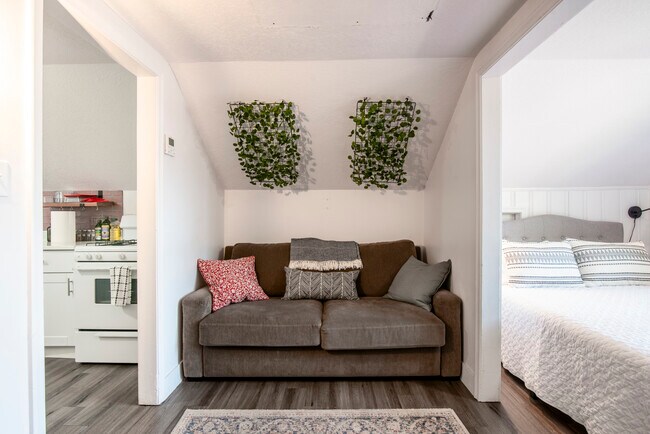 2921 E Jefferson Ave Detroit-014-013-2921 East Jefferson Avenue-MLS_Tamaño - 1895 S 200 E