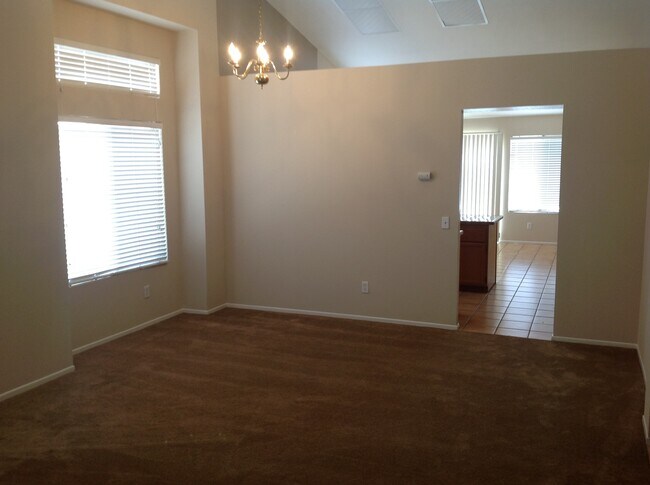 Foto del edificio - 3 BEDROOM, 2 BATHROOM CLOSE TO SCHOOLS!