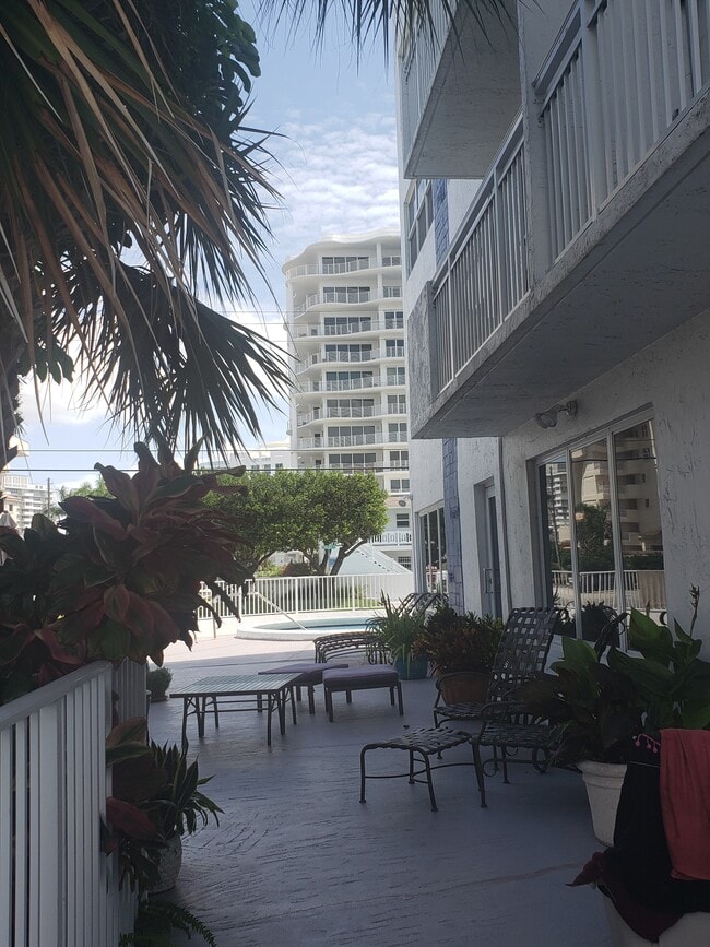 Building Photo - 550 Bayshore Dr