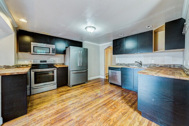 Foto del edificio - AVAILABLE AUGUST 2026 - Beautiful 3 Bedroom Home w/ OFF-STREET PARKING & Deck!