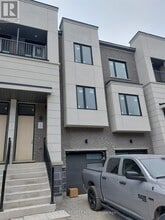 Building Photo - 10 Heathrow Ln