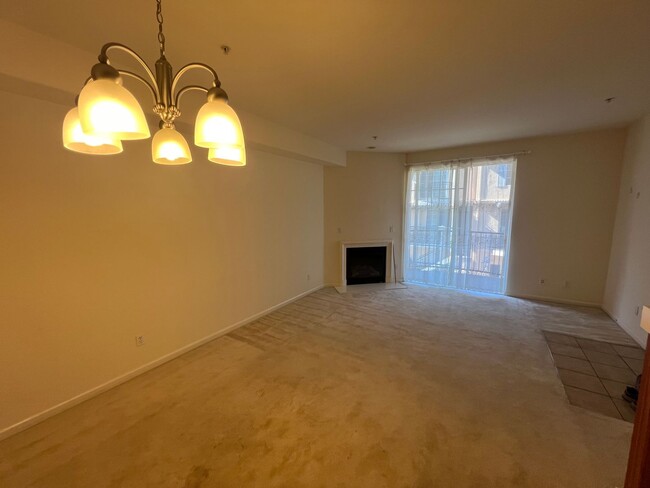 Building Photo - Beautiful 3 bed 2.5 bath townhouse is San ...