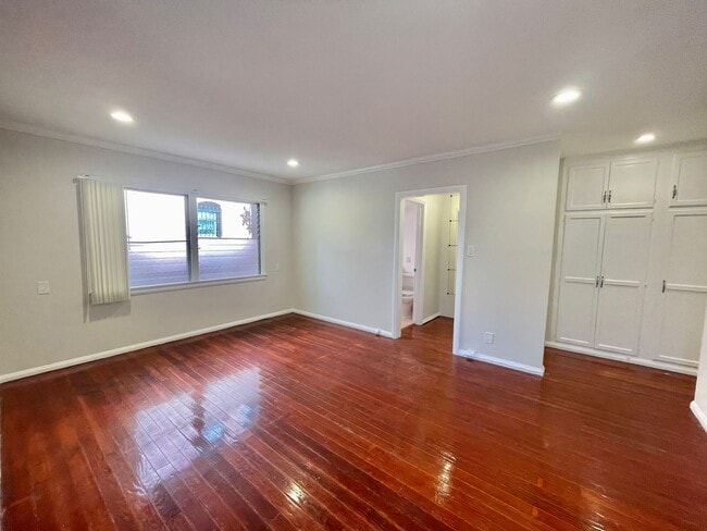 Building Photo - 612 S Dunsmuir Ave