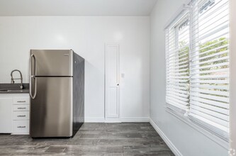 Interior Photo - 323 E Lomita Ave