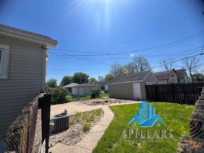 Foto del edificio - "Charming 3-Bed Home with Partially Finished Basement & Gleaming Hardwood Floors in Hammond - 226...