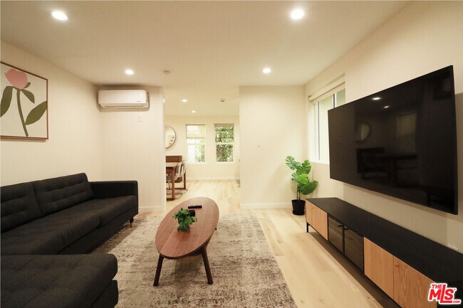 Foto del edificio - 9042 Phyllis Ave