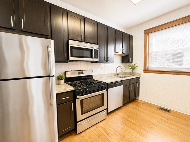 Foto del edificio - 1535 W Addison St