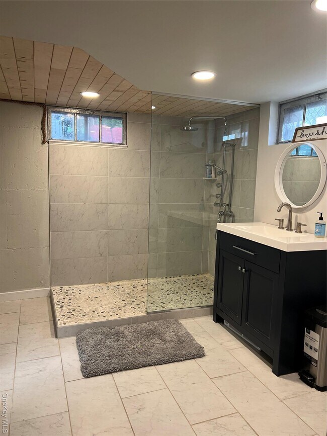 Foto del edificio - 711 Pelhamdale Ave