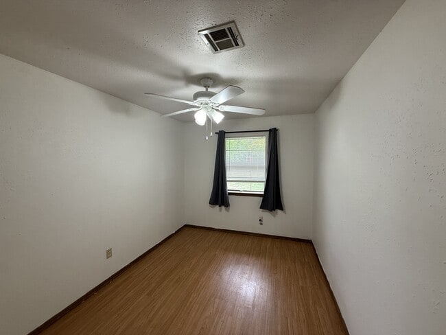 Building Photo - 424 N Hillcrest Ave