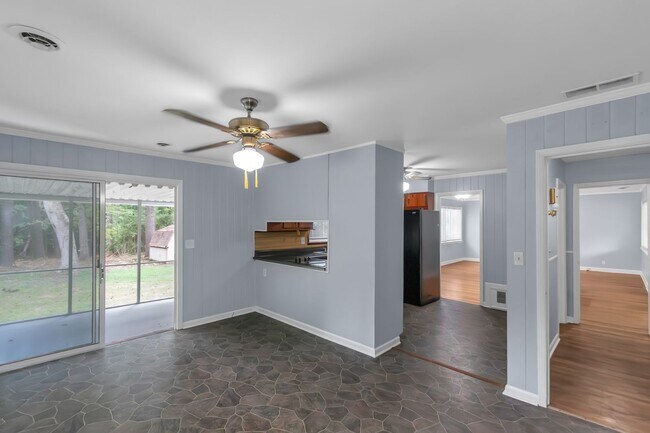 Building Photo - Your new home Awaits!