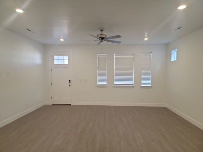 Building Photo - Live in the Desirable Desert Color Community!