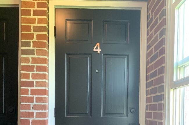 Unit #4 - 5452 Lincoln Hwy