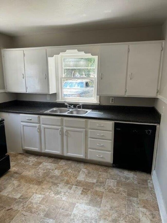 Building Photo - BELOW MARKET RENT!