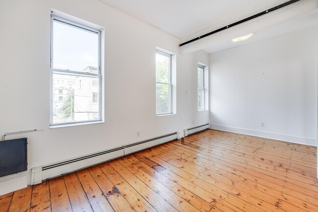 Building Photo - 223 8th St