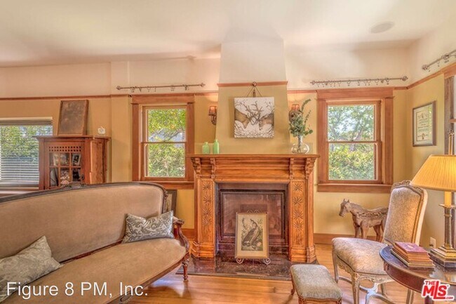 Building Photo - 4 br, 2.5 bath Apartment - 6433 Crescent St