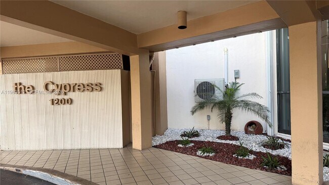 Foto del edificio - 1200 St Charles Pl