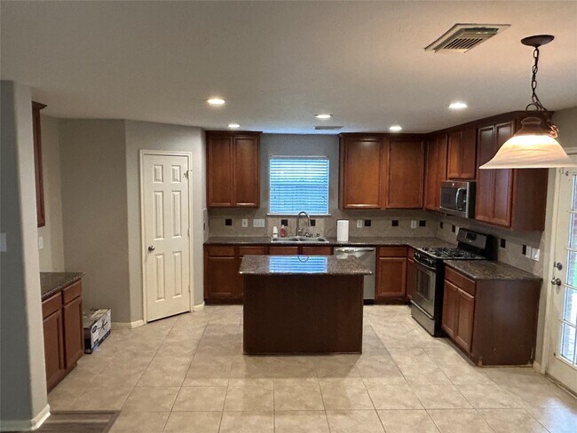 Building Photo - 5410 Spring Oak Dr