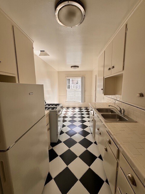 Vista de la cocina desde la entrada - Loma Linda Apartments