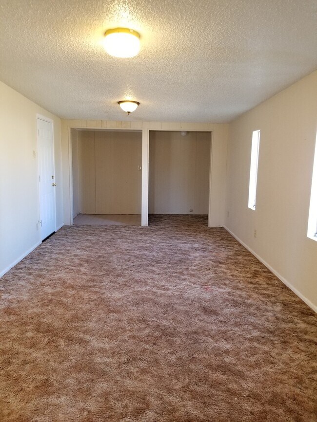 Foto del edificio - NICE 3 BEDROOM HOME WITH 2 LIVING AREAS