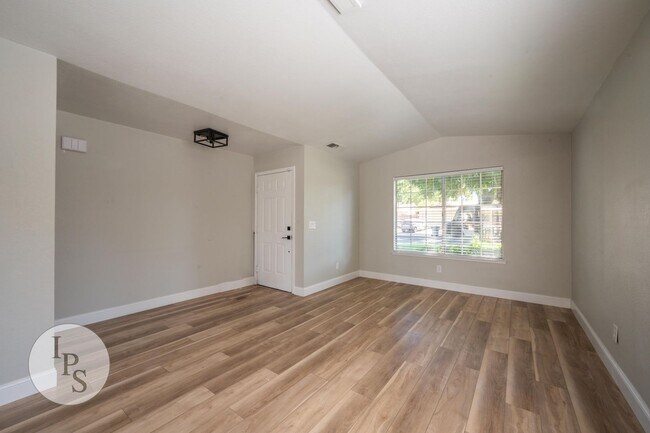 Building Photo - Fresno Sunnyside Home, 4BR/2BA, Built 1992...