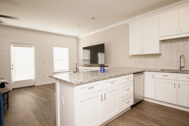 Building Photo - Great Location in Fort Walton Beach Near Bases and Hospital.