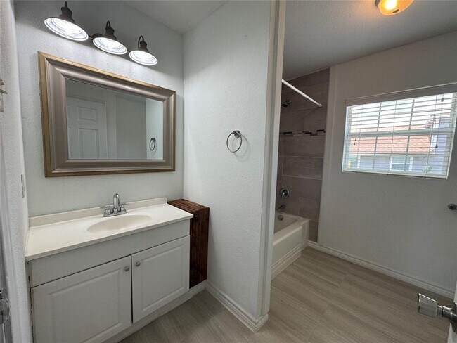 Foto del edificio - 414 E 3rd St