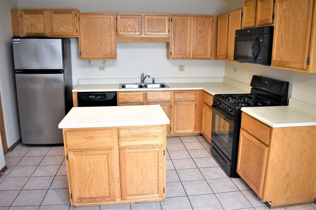 Building Photo - 1640 Hilton Head Dr